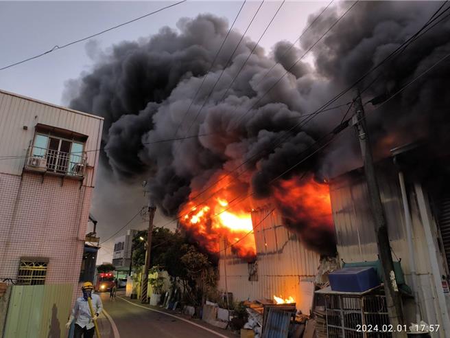 嘉義市文化路鐵皮屋工廠今天下午失火，消防人員搶救中。（讀者提供／廖素慧嘉市傳真）