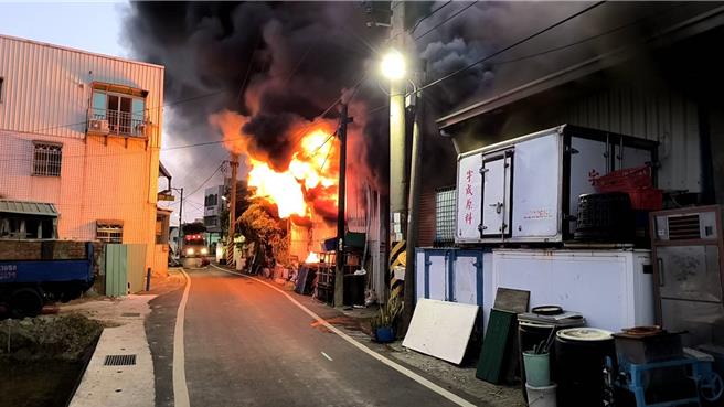 嘉義市文化路鐵皮屋工廠今天下午失火，烈焰沖天，消防人員搶救中。（讀者提供／廖素慧嘉市傳真）