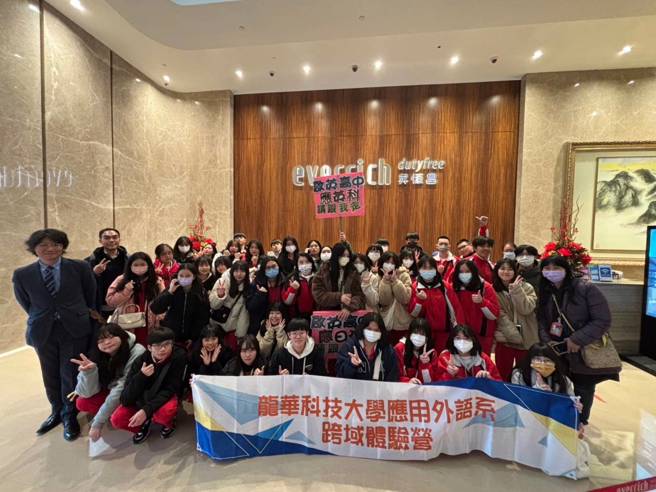 龍華科大應外系師生帶領高中職生進行一日英語營，實用又有趣。(照片/龍華科大提供)