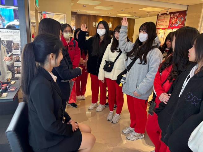 學子們熱烈參與在昇恆昌的體驗活動。(照片/龍華科大提供)