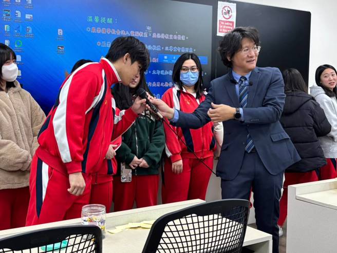 龍華科大課程期間，師生進行有趣互動。(照片/龍華科大提供)