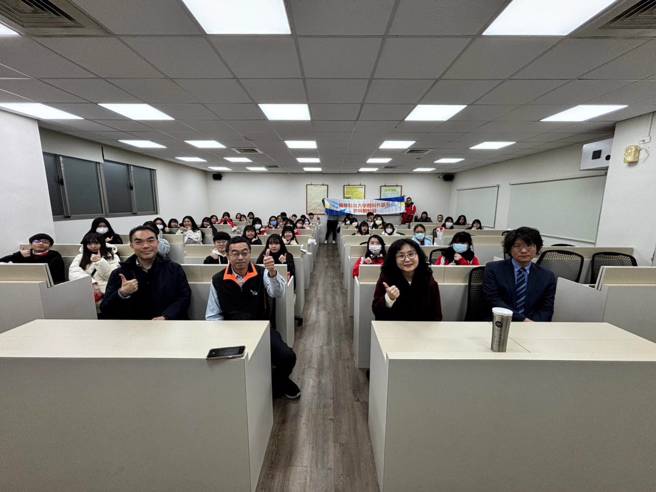 參加一日英語營學子與龍華科大應外系教師群相見歡。(照片/龍華科大提供)