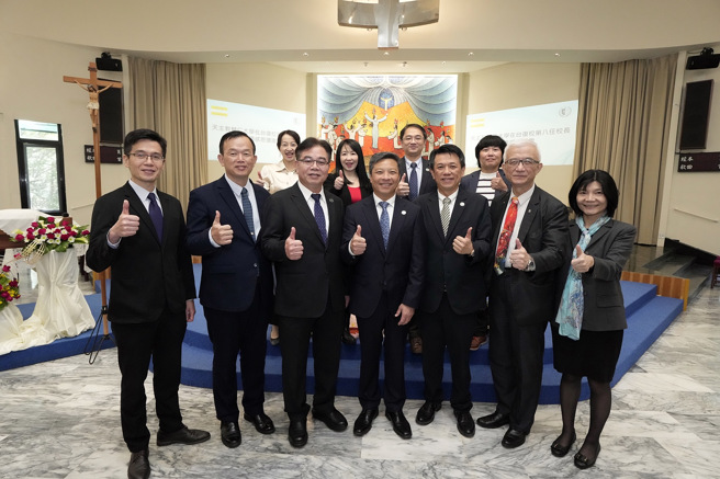 藍易振校長與師長合影，未來共同打拚。(照片/輔仁大學提供)