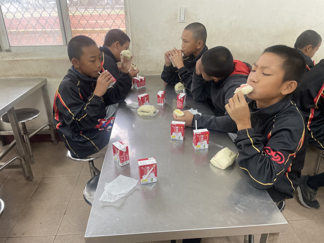 顶新和德文教基金会提供保久乳给金潭国小小球员们早餐加菜。（顶新和德文教基金会提供）