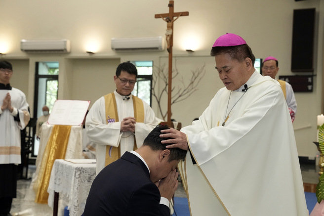 藍易振教授進行信德宣誓，象徵他向天主宣誓，他相信天主教所相信的真理以及教會的訓導，並依此管理學校。(照片/輔仁大學提供)