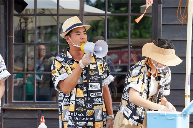 柯有伦卖力揽客。（客家电视台提供）