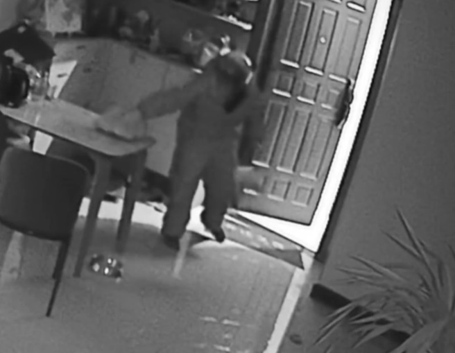 外送員悄悄送餐，誤把鞋子當成客人餐點放在桌上，讓網友全笑翻。（圖／翻攝自臉書「爆廢公社二館」）