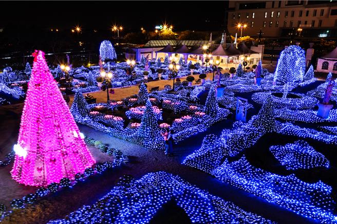 即日起至2月14日，佐登妮絲城堡《粉紅泡泡雪之國》熱鬧迎春！夢幻花園燈海加入高達6米的「粉紅光之塔」，突顯城堡越夜越美麗的魅力。（佐登妮絲城提供） 