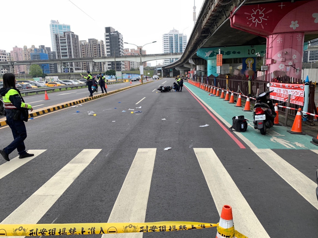 新北市三重區疏洪十六路跳蚤市場出入口前，1月30日上午9時43分許發生一起車禍。（圖／警方提供）