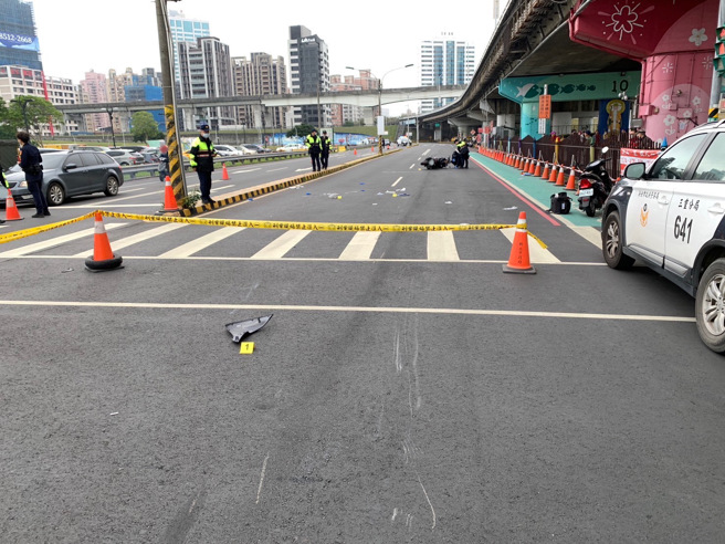 新北市三重區疏洪十六路跳蚤市場出入口前，1月30日上午9時43分許發生一起車禍。（圖／警方提供）