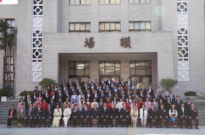 立法院第11屆立委1日報到就職後一同於議場前大合照，稍晚選上院長的韓國瑜此刻選擇坐在前排最右端。（王英豪攝）