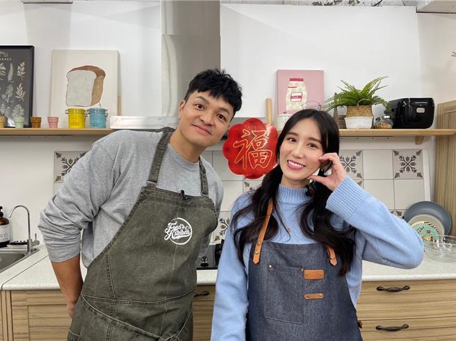 Fred（左）稱讚Apple懷孕後的身材依舊纖細，讓她很開心。（全聯提供）