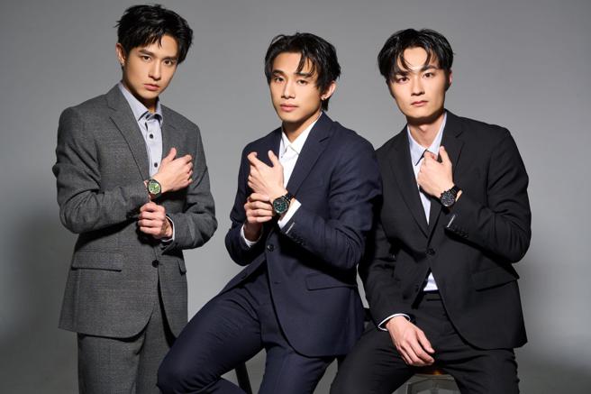 初孟軒（中）、黃禮豐（左）和吳秉宸三帥進棚拍攝CITIZEN腕表時尚專題，分別佩戴光動能萬年曆電波男表、CITIZEN x PANTONE Nowstalgia情人節推薦綠面機械表和Chronograph系列鐵窗花設計光動能計時腕表，展現偶像劇男神的翩翩風采。 （JOJ PHOTO攝，專題企畫／中時時尚，服裝提供／ J.LINDEBERG）