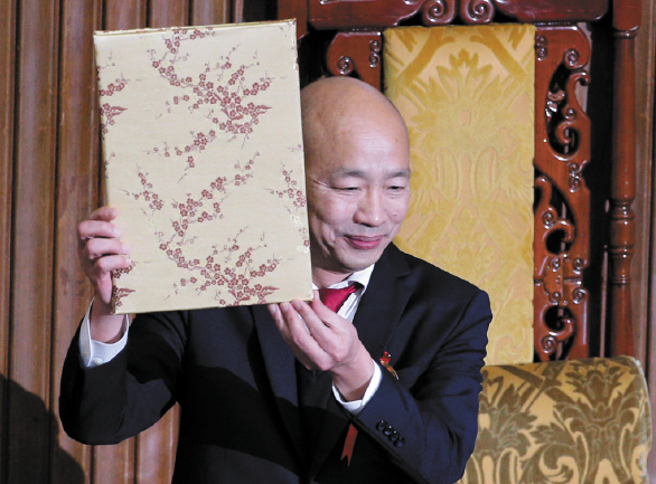 立法院第11届立委1日报到就职宣誓，国民党立委韩国瑜（见图）经过两轮投票后，击败民进党的游锡堃，当选立法院长，并上主席台接受当选证书。（黄世麒摄）