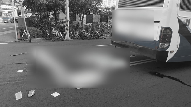 彰化县溪湖镇1日下午发生重大车祸，1辆员林客运公车行驶在溪湖镇员鹿路与彰水路交叉路口时，擦撞1对行走的长者，酿1死1重伤惨剧。（民眾提供／孙英哲彰化传真）