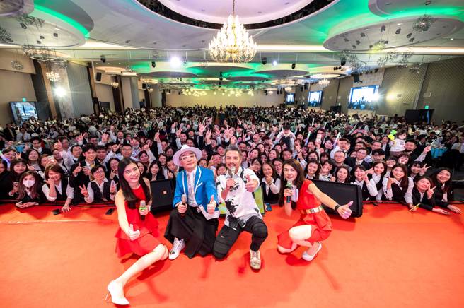 永慶加盟三品牌桃園尾牙邀請男神范逸臣(右二)壓軸演唱，獲得滿堂歡呼。(圖/永慶房產集團提供)
