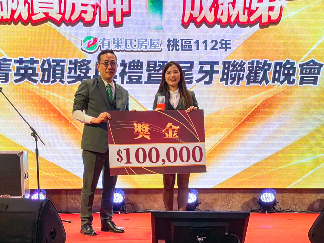 現場直接抽10萬現金大紅包，中獎同仁狂奔上台，接過手中的獎金！(圖/永慶房產集團提供)