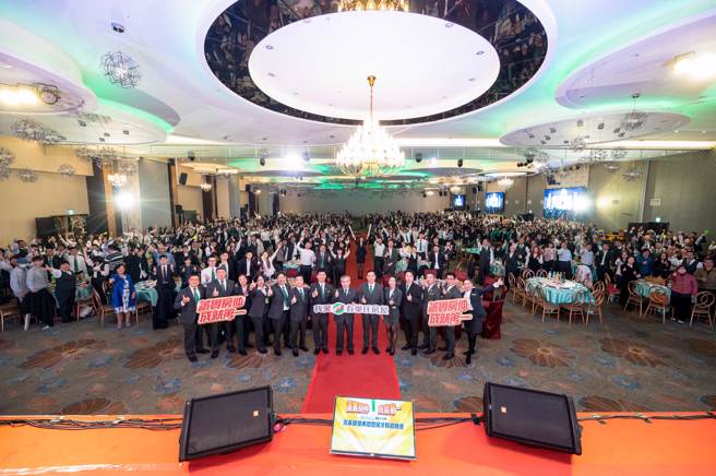 兩場尾牙席開220桌，逾2,200名伙伴參加，加盟總部也相當感謝過去整年辛勞的付出！(圖/永慶房產集團提供)