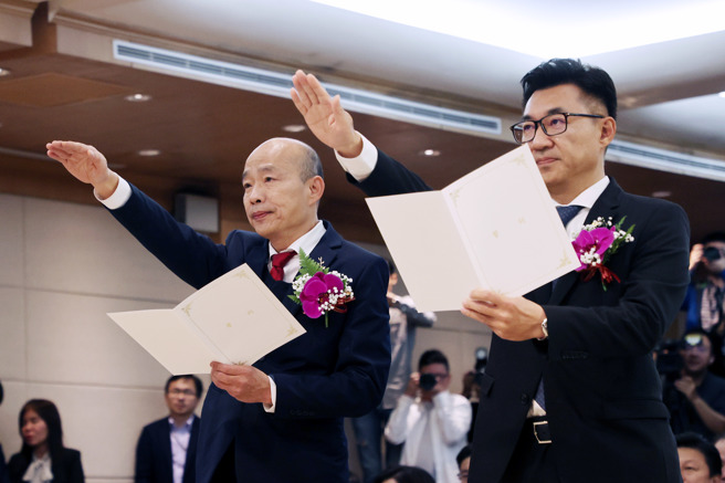 立法院第11届立委1日报到宣誓就职，国民党推出的国会正副龙头人选韩国瑜（左）、江启臣（右），在蓝营票票入匦的情况下，分别顺利当选立法院长、副院长。两人在大法官杨惠钦的监誓下宣誓就任。（立法院记者联谊会提供）
