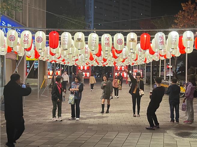 到府中廣場賞燈就可感受日式風情。（王揚傑攝）