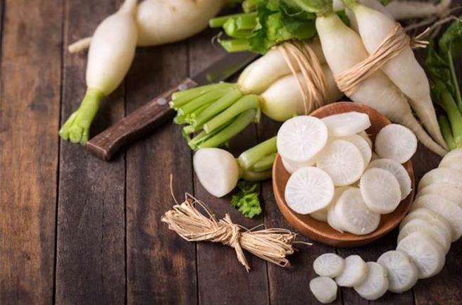 針對消基會今日發布市售白蘿蔔農藥殘留抽檢結果案，農業部表示，今年起將精進輔導措施，運用質譜快檢行動檢測車，依作物產季於產地駐點檢驗，即時攔截問題蔬果，維護上市蔬果品質安全。（示意圖：shutterstock／達志）