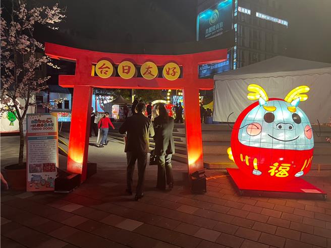 到府中廣場賞燈就可感受日式風情。（王揚傑攝）