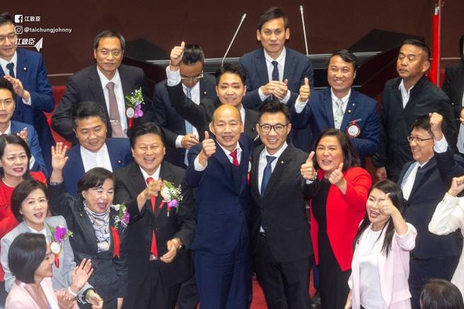 立法院第11届立委1日报到就职宣誓，国民党立委韩国瑜、江启臣当选正副院长，国民党立委拍照大合照庆祝。（翻摄自江启臣脸书）

