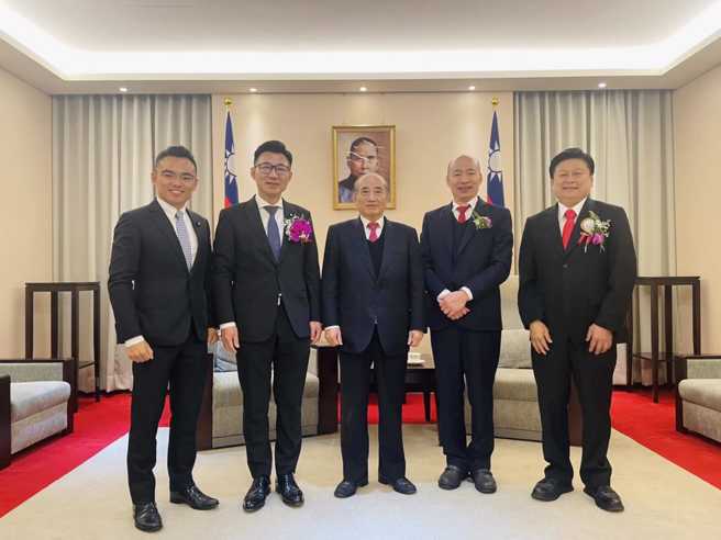 韩国瑜、江启臣宣示就职后第一个行程，拜会 王金平前院长。（图／取自洪孟楷脸书）