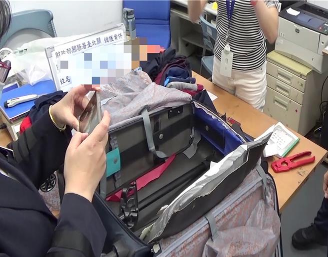 马来西亚籍女子C嫌以自由行作为掩护运输第一级毒品海洛因，在行李箱夹层内夹藏第一级毒品海洛因共计5983.5公克。（航警局提供／陈麒全桃园机场传真）★《中时新闻网》关心您：保护自己、远离毒品！