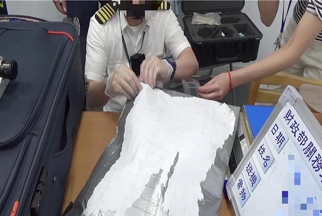 马来西亚籍女子C嫌以自由行作为掩护运输第一级毒品海洛因，在行李箱夹层内夹藏第一级毒品海洛因共计5983.5公克。（航警局提供／陈麒全桃园机场传真）★《中时新闻网》关心您：保护自己、远离毒品！