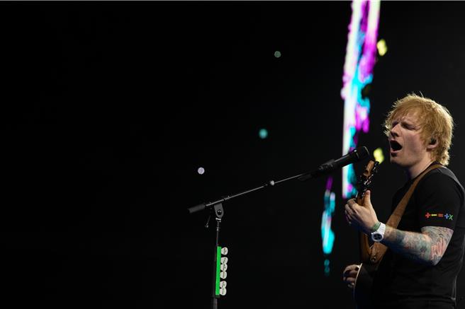 红髮艾德刚结束在日本东京巨蛋的演唱会。（AEG提供）