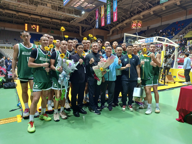 松山高中「鐵血教頭」黃萬隆（前排中）正式從高中籃壇引退，1日球隊在112學年HBL男甲8強賽階段最後一場賽事結束後，獻花感謝他對「綠色神盾」將近30年的付出。（陳筱琳攝）