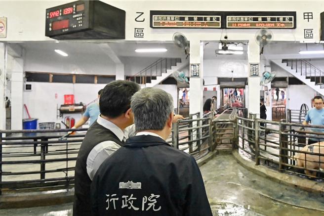 行政院長陳建仁今（1）日前往新北市肉品市場視察年節豬肉供銷及毛豬拍賣交易作業。（行政院提供／劉瑋晴新北傳真）