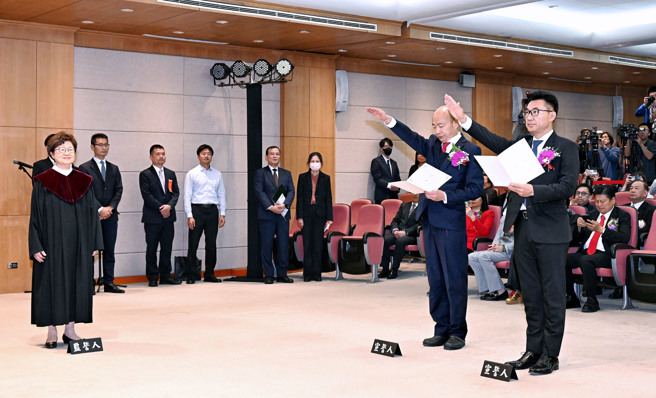 立法院第11届立委1日报到宣誓就职，国民党推出的国会正副龙头人选韩国瑜（右二）、江启臣（右一），在蓝营票票入匦的情况下，分别顺利当选立法院长、副院长，两人在大法官杨惠钦（左一）的监誓下宣誓就任。（立法院记者联谊会提供）