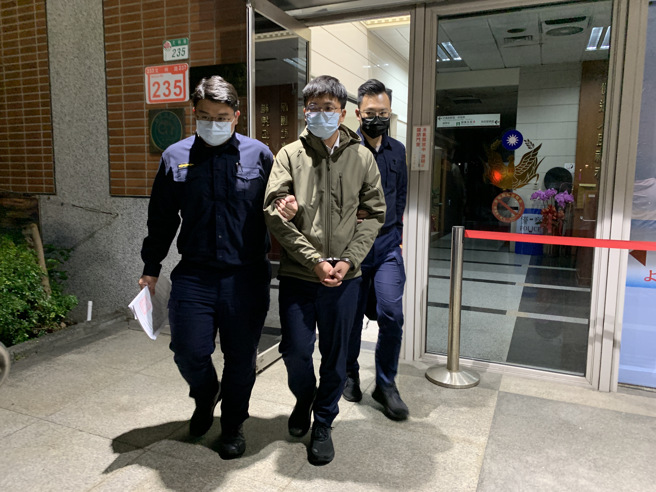 警方持拘票将黄姓男子带回警局，依杀人未遂等罪侦办。（图／李文正摄）