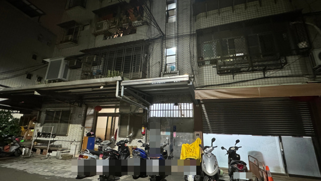 今（1）日晚间19时许，新北市新庄区中平路152巷某公寓1楼发生纠纷，不料1名男子突然拿出枪支恐吓，吓得民眾赶紧报案。（图／民眾提供）