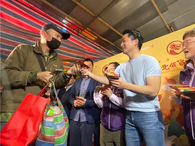 年貨大街春節不打烊，其中台北市知名的寧夏夜市更舉辦舉辦一年一度的千歲宴，台北市長蔣萬安特地到場共襄盛舉並發放發財金給民眾。（黃敬文攝）