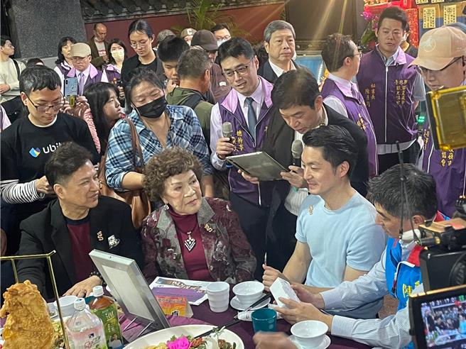 年貨大街春節不打烊，其中台北市知名的寧夏夜市更舉辦舉辦一年一度的千歲宴，台北市長蔣萬安特地到場共襄盛舉並發放發財金給民眾，之後還大啖夜市美食。（黃敬文攝）