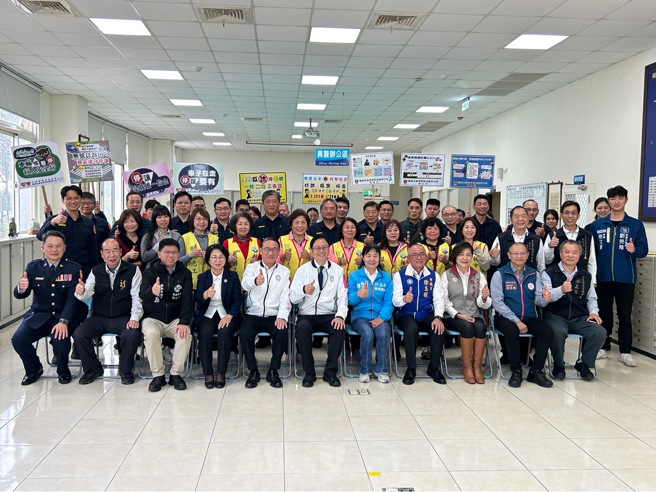 年节将近，加强重要节日安全维护，桃园市长张善政慰问龙潭分局辛劳。（翻摄画面）