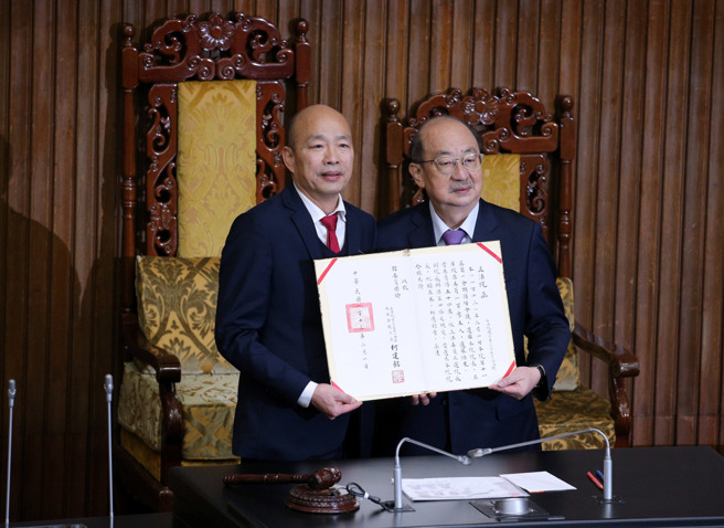 立法院第11屆立委1日報到就職宣誓，國民黨立委韓國瑜（左）經過兩輪投票後，擊敗民進黨的游錫堃，當選立法院長，從主席、民進黨立委柯建銘（右）手中接過當選證書。（黃世麒攝）

