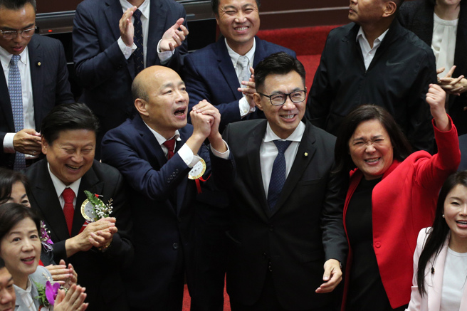 立法院第11届立委1日报到宣誓就职，国民党推出的国会正副龙头人选韩国瑜（左三）、江启臣（右三），在蓝营票票入匦的情况下，分别顺利当选立法院长、副院长，国民党重新夺回国会议长宝座，蓝营立委们都相当兴奋。（黄世麒摄）