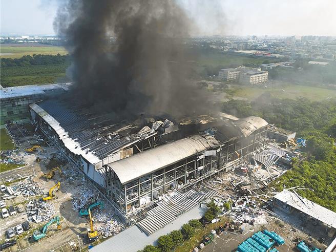 屏東的高爾夫球大廠明揚國際，去年9月爆炸造成嚴重死傷，外界發現業者投保過低，經濟部乃修改公共意外責任險辦法，把投保最低理賠金額翻倍，從今年6月開始。（本報資料照）