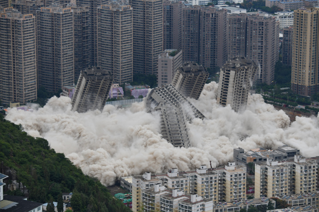 挽救中國房地產泡沫為時已晚，泡沫破滅遲早會發生，中共將盡可能在有控狀態下讓房地產泡沫自行破滅。圖為雲南一處爛尾樓被拆除。（圖／新華社）