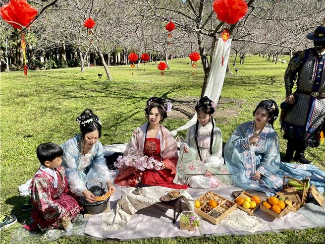 九族文化村推出漢服春宴日，遊客著漢服或cosplay霹靂布袋戲等古裝扮相，享優惠價入園。（楊靜茹攝）