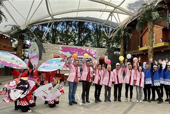 2024九族櫻花祭2月1日至3月10日登場，園區舉行櫻花餐會、茶會及市集，同時限定推出「櫻花水晶纜車」。（楊靜茹攝）