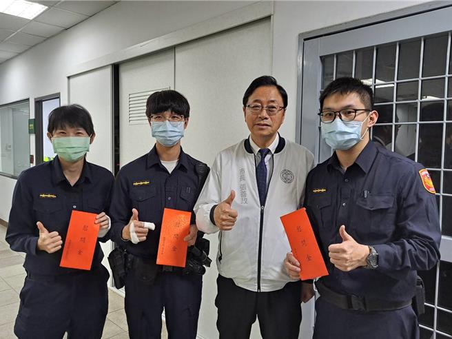 警负伤奋勇逮通缉犯，张善政直奔派出所慰问致谢。（警方提供／蔡依珍桃园传真）