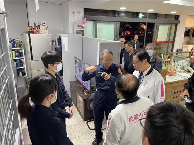 警负伤奋勇逮通缉犯，张善政直奔派出所慰问致谢。（警方提供／蔡依珍桃园传真）