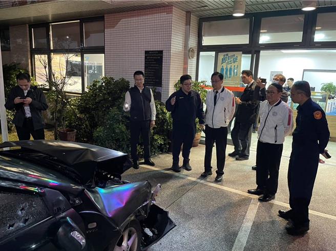 张善政查看现场扣留的嫌犯车辆，见车头几乎毁损频摇头直呼：「撞蛮厉害的！」（警方提供／蔡依珍桃园传真）