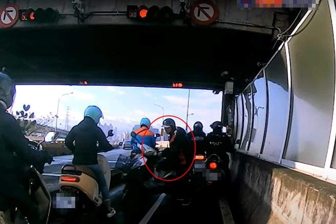 1名阿伯在华中桥的机车道上，机车疑似抛锚，他竟然在车道迴转，牵着机车逆向离开。（ 图／ 翻摄自「WoWtchout-地图型行车影像分享平台」）