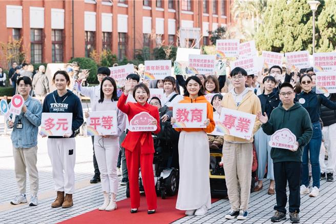 顺利连任的民进党立委范云率18个民间团体、50个代表一起走红毯，范云身着大红套装，助理团队则穿「红、橙、黄、绿、蓝、靛、紫」等顏色，象徵为多元平等而战。（范云办公室提供）